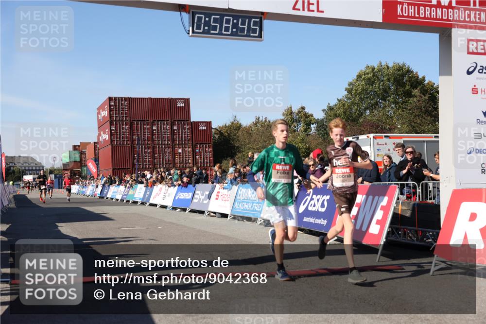 03.10.2025 - Köhlbrandbrückenlauf Lena Gebhardt http://msf.ph/oto/9042368 03.10.2025 12:58:46 Ziel 4148, 4368, 5824, 6167 meine-sportfotos.de