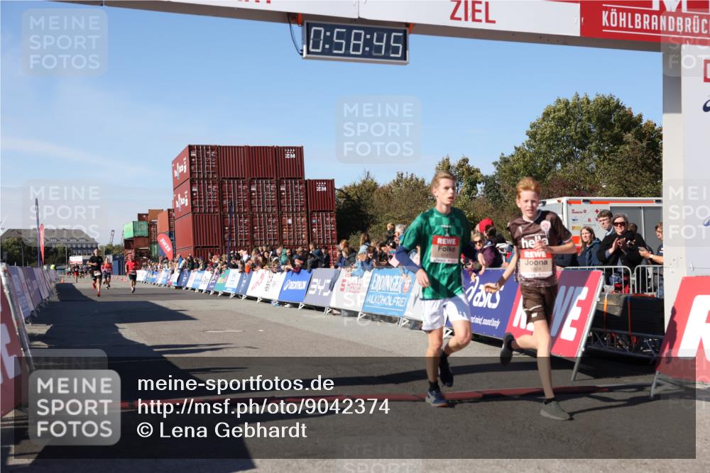 03.10.2025 - Köhlbrandbrückenlauf Lena Gebhardt http://msf.ph/oto/9042374 03.10.2025 12:58:46 Ziel 4148, 4368, 5824, 6167 meine-sportfotos.de