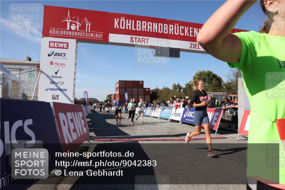 03.10.2025 - Köhlbrandbrückenlauf Lena Gebhardt http://msf.ph/oto/9042383 03.10.2025 13:18:11 Ziel 4472, 4473, 4581, 4600, 4620, 4661, 4682, 4950, 5209, 5454, 6001, 6310, 6326, 6633, 6634 meine-sportfotos.de