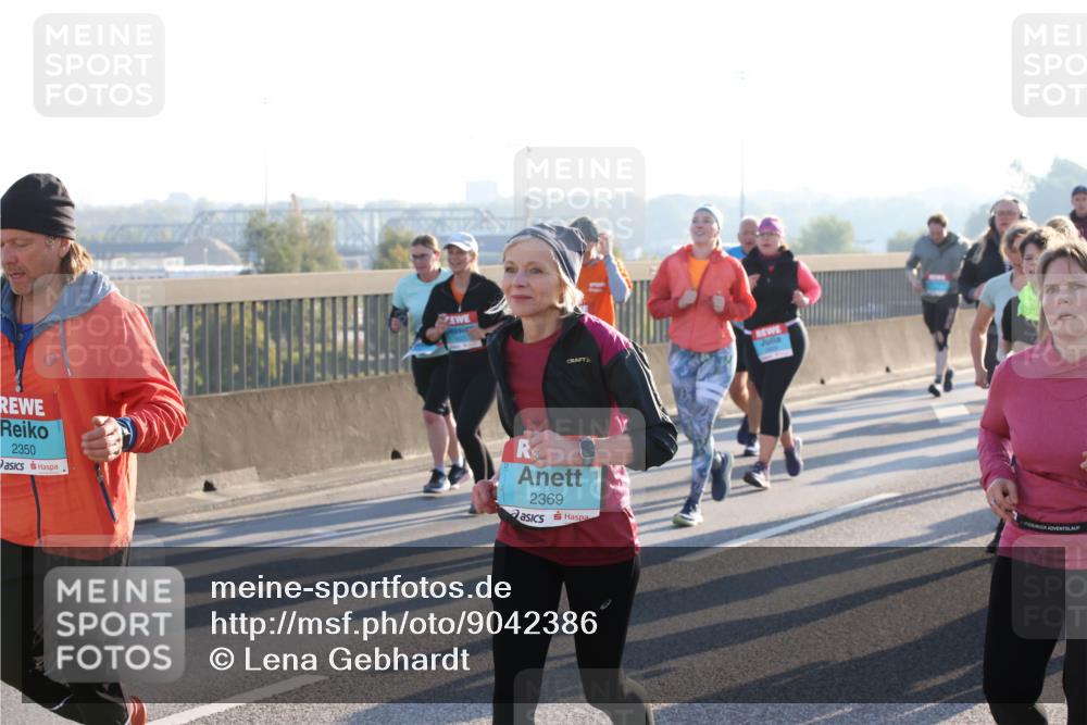 03.10.2025 - Köhlbrandbrückenlauf Lena Gebhardt http://msf.ph/oto/9042386 03.10.2025 09:26:04 Position 1 2350, 2369 meine-sportfotos.de