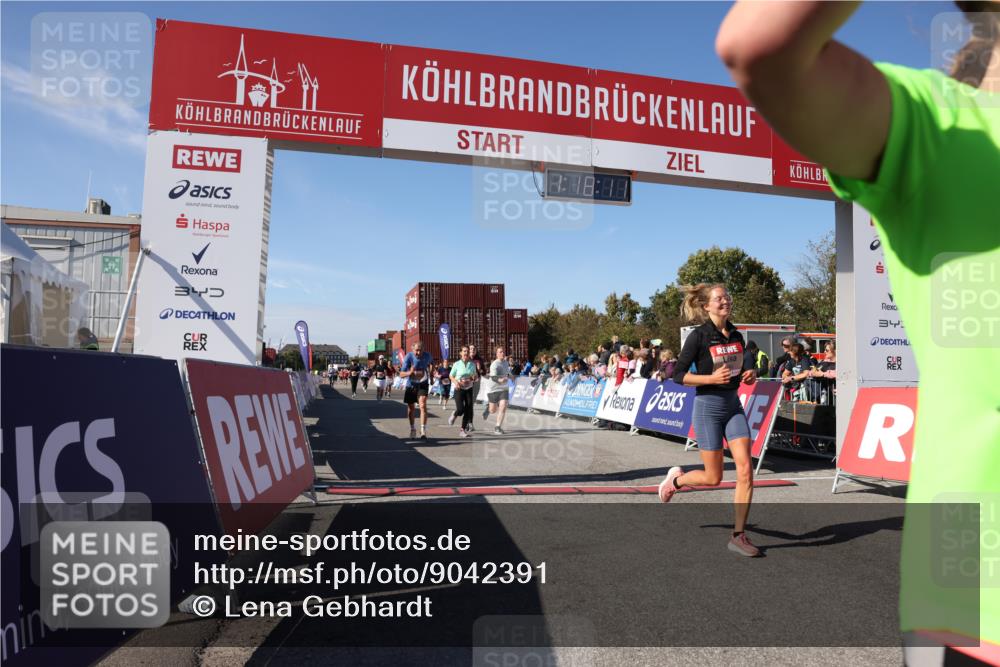 03.10.2025 - Köhlbrandbrückenlauf Lena Gebhardt http://msf.ph/oto/9042391 03.10.2025 13:18:11 Ziel 4472, 4473, 4581, 4600, 4620, 4661, 4682, 4950, 5209, 5454, 6001, 6310, 6326, 6633, 6634 meine-sportfotos.de