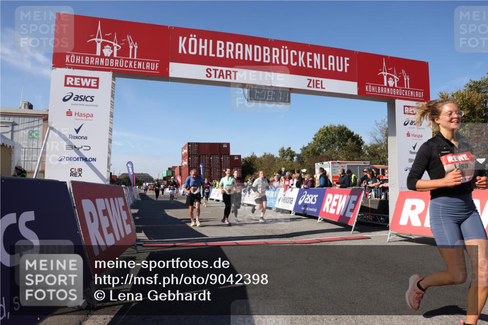 03.10.2025 - Köhlbrandbrückenlauf Lena Gebhardt http://msf.ph/oto/9042398 03.10.2025 13:18:12 Ziel 4472, 4473, 4581, 4600, 4620, 4661, 4950, 5209, 5454, 5691, 6001, 6310, 6326, 6633, 6634 meine-sportfotos.de