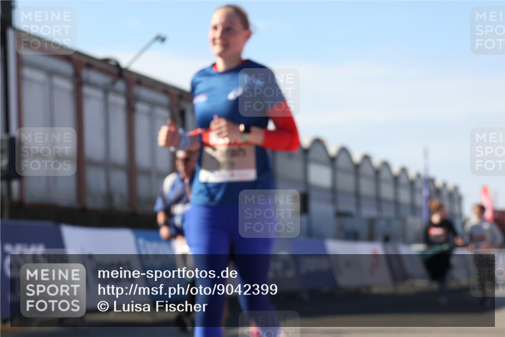 03.10.2025 - Köhlbrandbrückenlauf Luisa Fischer http://msf.ph/oto/9042399 03.10.2025 13:36:34 Ziel 4735, 5199, 5278, 5585, 6003, 6004, 6023, 6825 meine-sportfotos.de