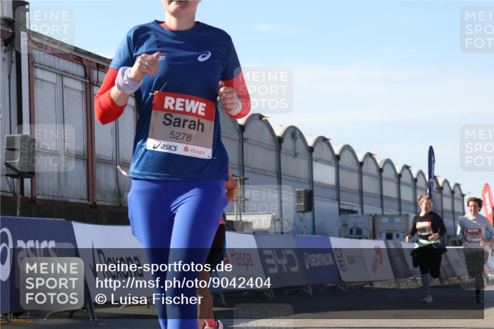 03.10.2025 - Köhlbrandbrückenlauf Luisa Fischer http://msf.ph/oto/9042404 03.10.2025 13:36:34 Ziel 4735, 5199, 5278, 5585, 6003, 6004, 6023, 6825 meine-sportfotos.de