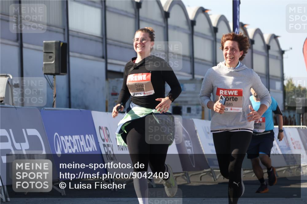 03.10.2025 - Köhlbrandbrückenlauf Luisa Fischer http://msf.ph/oto/9042409 03.10.2025 13:36:36 Ziel 4735, 5199, 5278, 5585, 5767, 6003, 6004, 6023, 6825 meine-sportfotos.de
