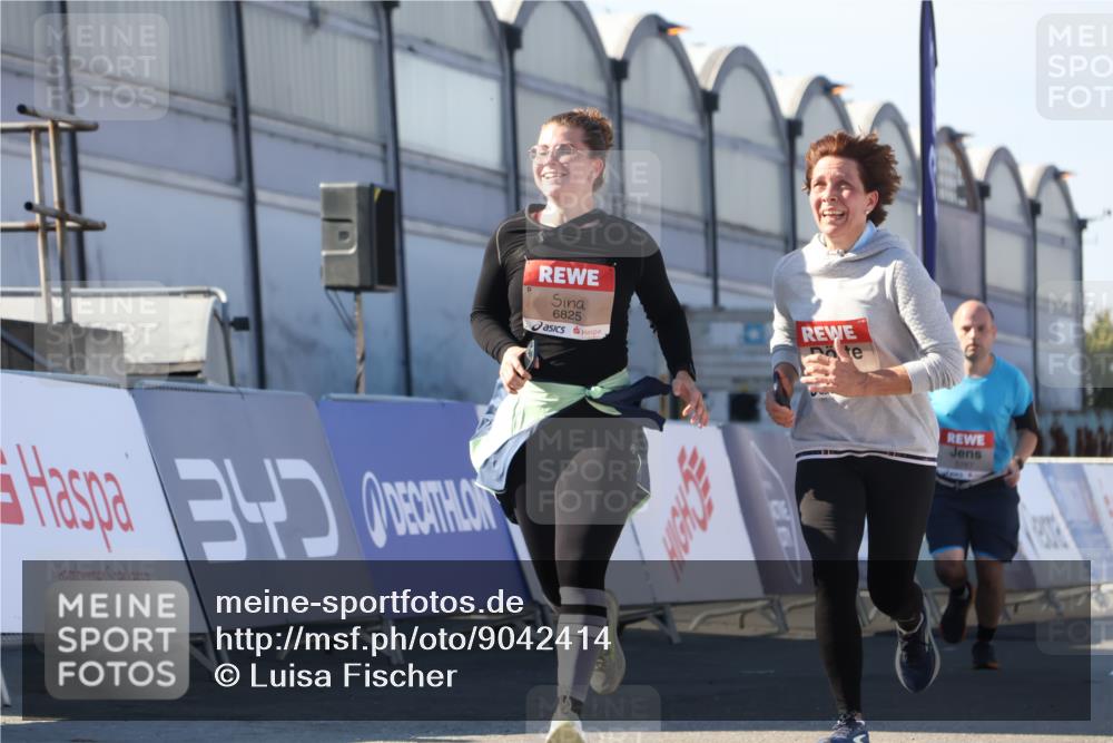 03.10.2025 - Köhlbrandbrückenlauf Luisa Fischer http://msf.ph/oto/9042414 03.10.2025 13:36:36 Ziel 4735, 5199, 5278, 5585, 5767, 6003, 6004, 6023, 6825 meine-sportfotos.de