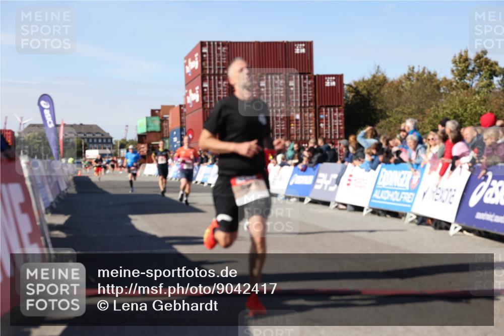 03.10.2025 - Köhlbrandbrückenlauf Lena Gebhardt http://msf.ph/oto/9042417 03.10.2025 12:58:53 Ziel 4126, 4368, 5824, 5955, 6167, 6611, 6674 meine-sportfotos.de