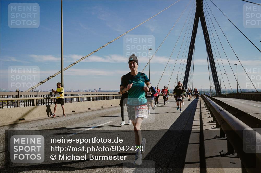 03.10.2025 - Köhlbrandbrückenlauf Michael Burmester http://msf.ph/oto/9042420 03.10.2025 12:23:45 Position 1 4025 meine-sportfotos.de
