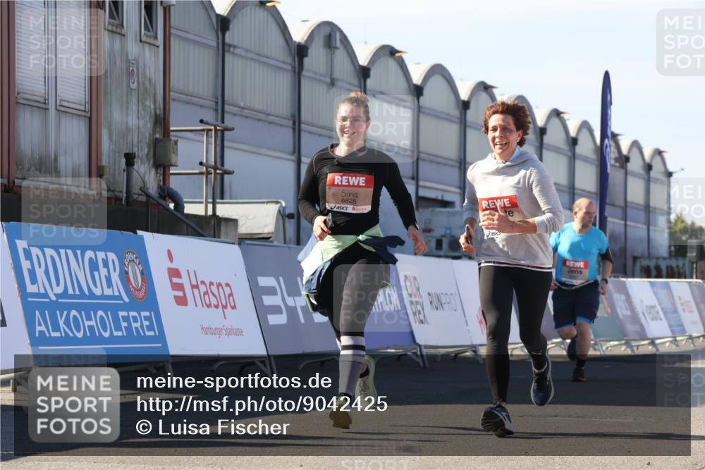 03.10.2025 - Köhlbrandbrückenlauf Luisa Fischer http://msf.ph/oto/9042425 03.10.2025 13:36:37 Ziel 4735, 5199, 5278, 5585, 5767, 6003, 6004, 6023, 6825 meine-sportfotos.de