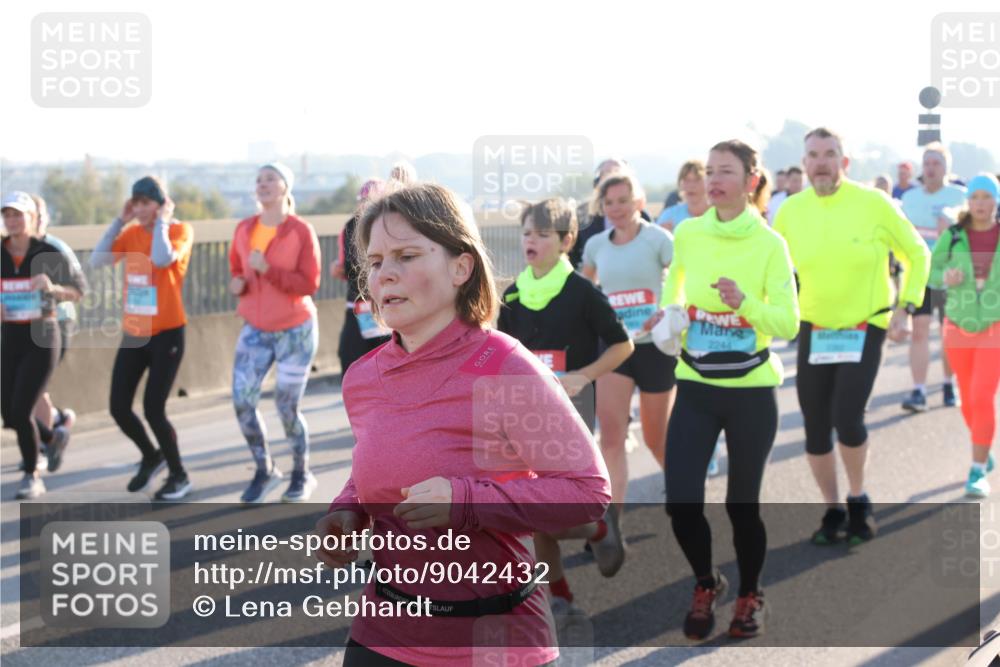 03.10.2025 - Köhlbrandbrückenlauf Lena Gebhardt http://msf.ph/oto/9042432 03.10.2025 09:26:05 Position 1 2244 meine-sportfotos.de