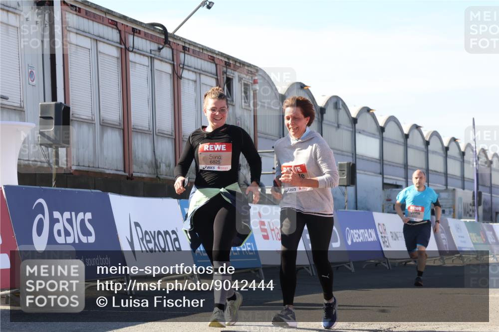 03.10.2025 - Köhlbrandbrückenlauf Luisa Fischer http://msf.ph/oto/9042444 03.10.2025 13:36:38 Ziel 4735, 5199, 5278, 5585, 5767, 6003, 6004, 6023, 6825 meine-sportfotos.de