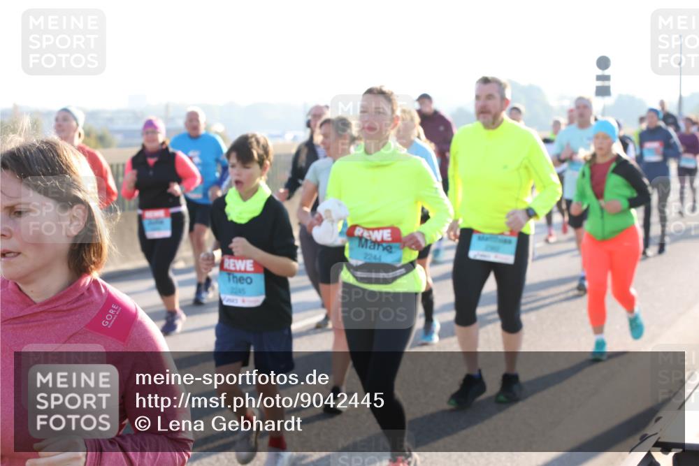 03.10.2025 - Köhlbrandbrückenlauf Lena Gebhardt http://msf.ph/oto/9042445 03.10.2025 09:26:05 Position 1 2244 meine-sportfotos.de