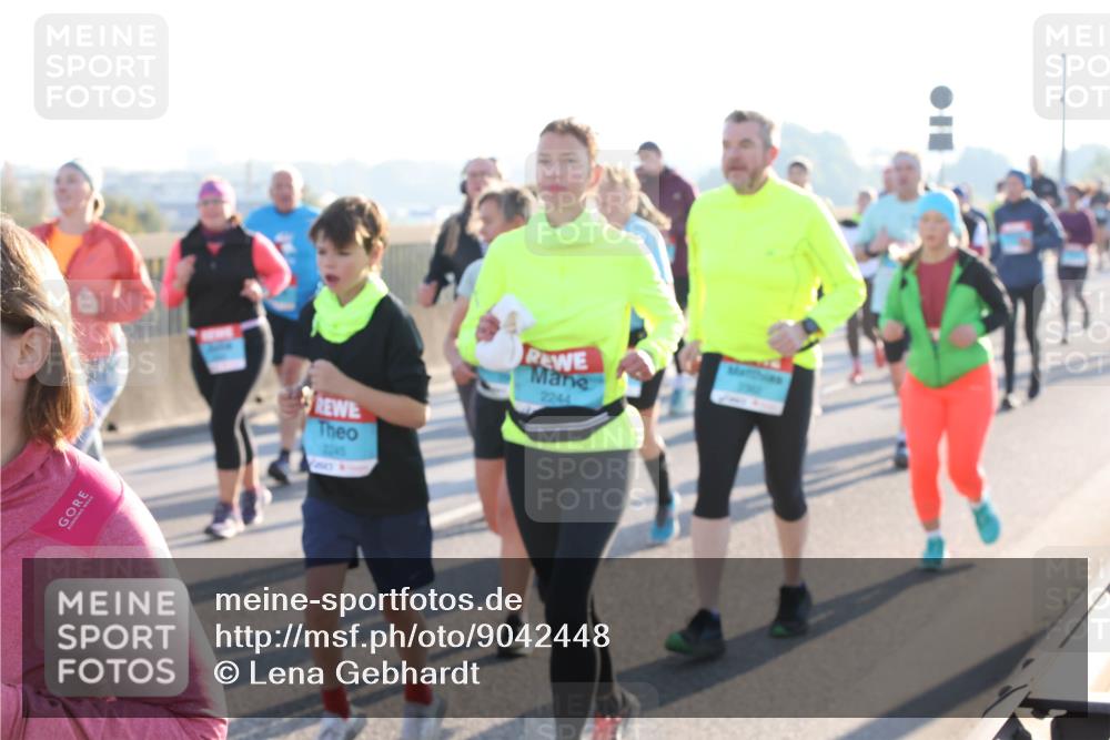 03.10.2025 - Köhlbrandbrückenlauf Lena Gebhardt http://msf.ph/oto/9042448 03.10.2025 09:26:05 Position 1 2244 meine-sportfotos.de