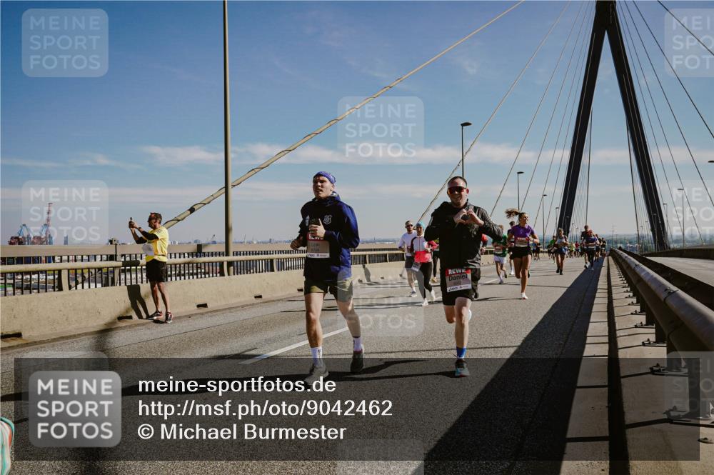 03.10.2025 - Köhlbrandbrückenlauf Michael Burmester http://msf.ph/oto/9042462 03.10.2025 12:23:47 Position 1  meine-sportfotos.de