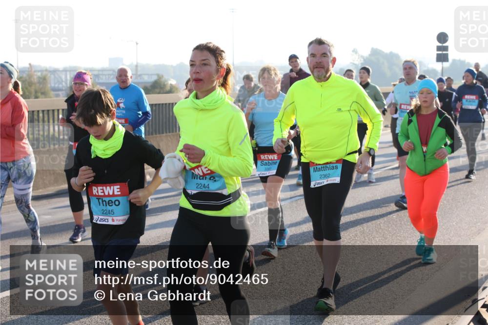 03.10.2025 - Köhlbrandbrückenlauf Lena Gebhardt http://msf.ph/oto/9042465 03.10.2025 09:26:05 Position 1 2245, 3360, 2244, 2362 meine-sportfotos.de