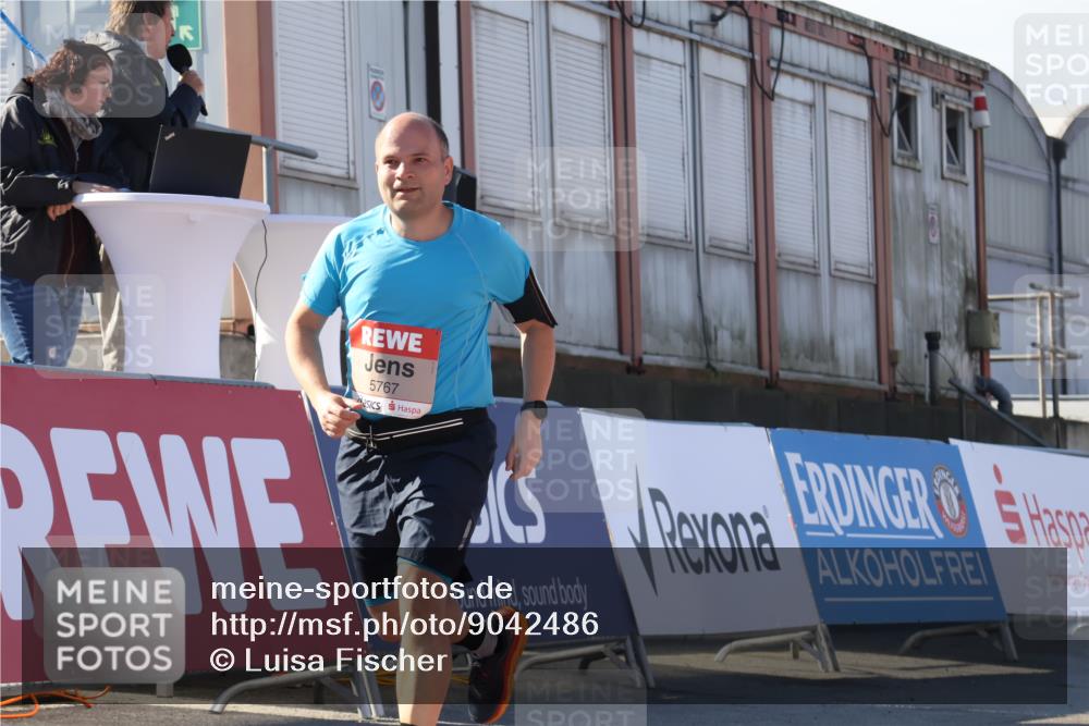 03.10.2025 - Köhlbrandbrückenlauf Luisa Fischer http://msf.ph/oto/9042486 03.10.2025 13:36:42 Ziel 4974, 5199, 5278, 5585, 5767, 6023, 6825 meine-sportfotos.de