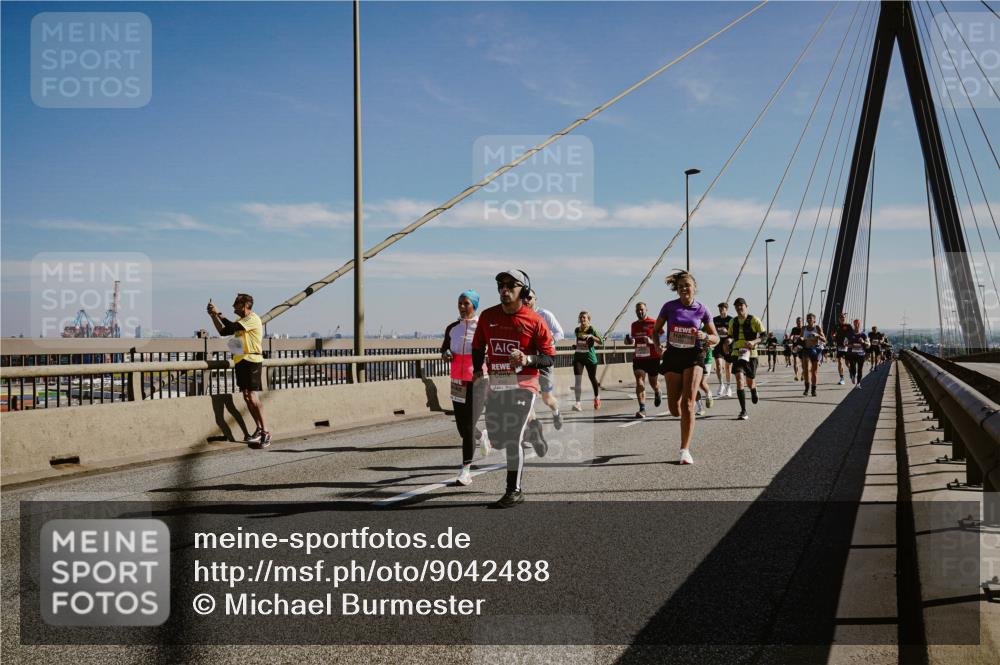 03.10.2025 - Köhlbrandbrückenlauf Michael Burmester http://msf.ph/oto/9042488 03.10.2025 12:23:49 Position 1 2 meine-sportfotos.de