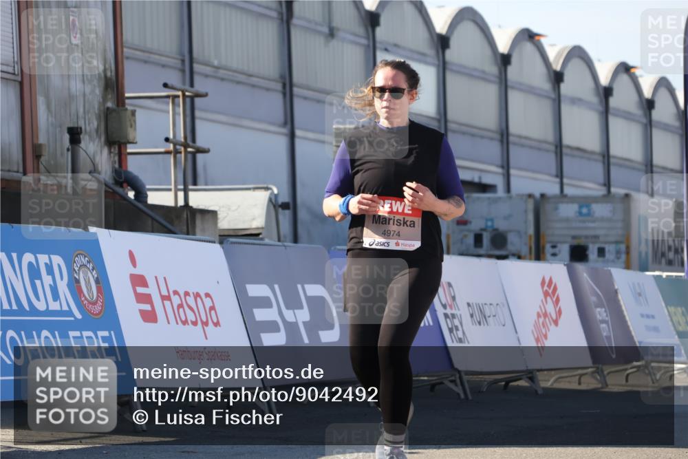03.10.2025 - Köhlbrandbrückenlauf Luisa Fischer http://msf.ph/oto/9042492 03.10.2025 13:36:43 Ziel 4974, 5199, 5278, 5585, 5767, 6023, 6825 meine-sportfotos.de