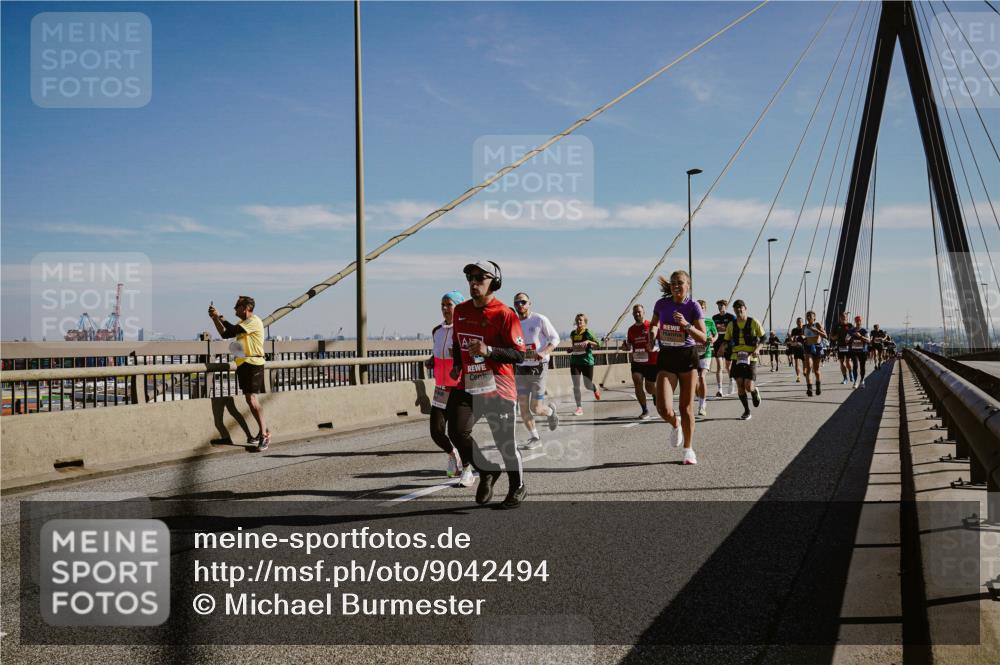 03.10.2025 - Köhlbrandbrückenlauf Michael Burmester http://msf.ph/oto/9042494 03.10.2025 12:23:49 Position 1  meine-sportfotos.de