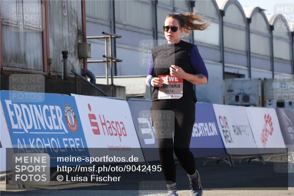 03.10.2025 - Köhlbrandbrückenlauf Luisa Fischer http://msf.ph/oto/9042495 03.10.2025 13:36:43 Ziel 4974, 5199, 5278, 5585, 5767, 6023, 6825 meine-sportfotos.de