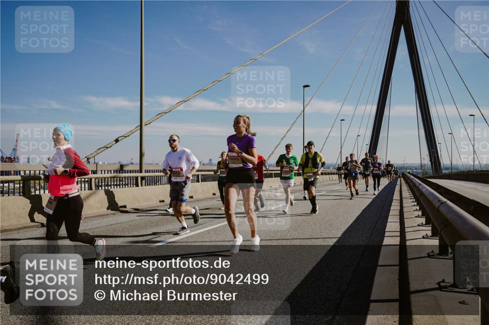 03.10.2025 - Köhlbrandbrückenlauf Michael Burmester http://msf.ph/oto/9042499 03.10.2025 12:23:50 Position 1  meine-sportfotos.de