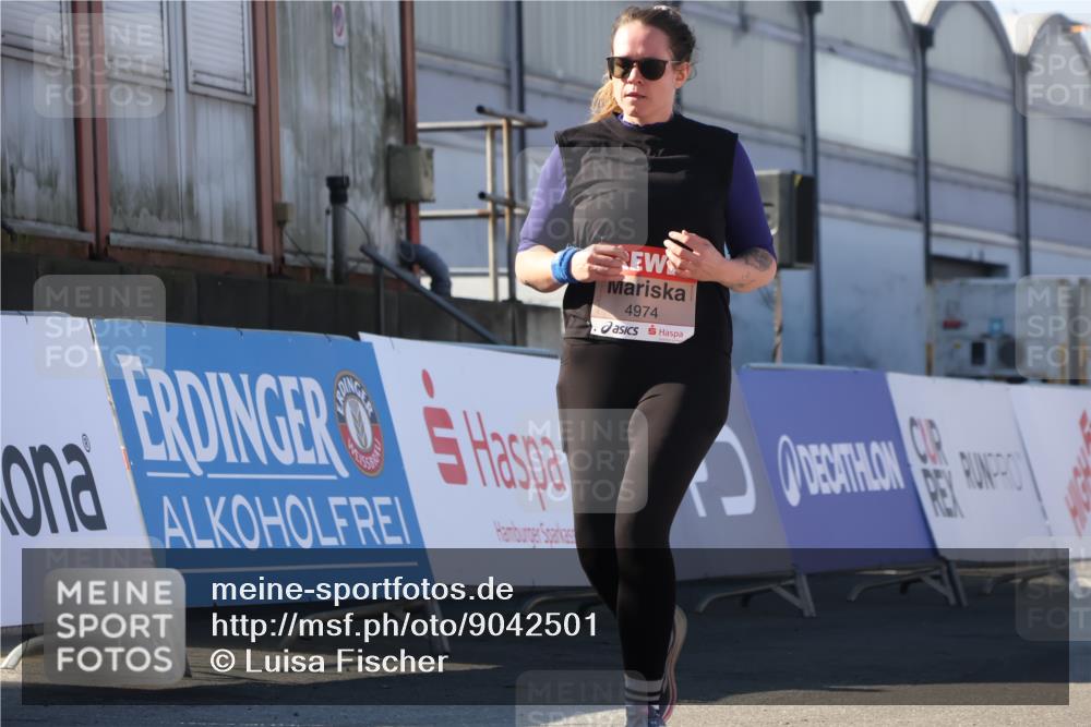 03.10.2025 - Köhlbrandbrückenlauf Luisa Fischer http://msf.ph/oto/9042501 03.10.2025 13:36:44 Ziel 4974, 5199, 5278, 5585, 5767, 6023, 6825 meine-sportfotos.de