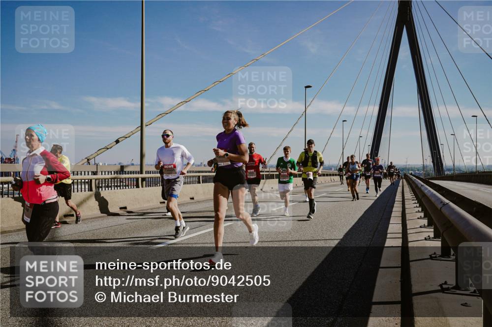 03.10.2025 - Köhlbrandbrückenlauf Michael Burmester http://msf.ph/oto/9042505 03.10.2025 12:23:50 Position 1  meine-sportfotos.de