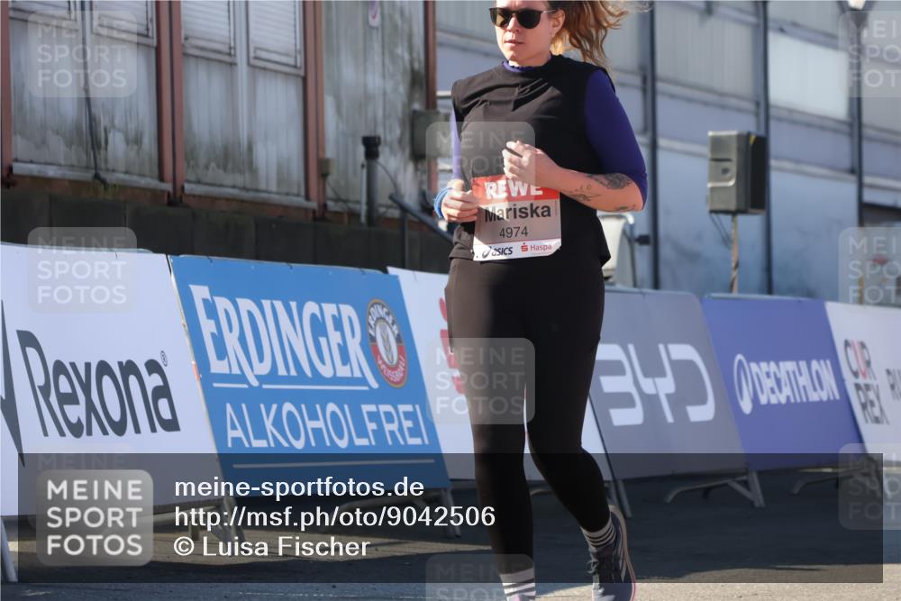 03.10.2025 - Köhlbrandbrückenlauf Luisa Fischer http://msf.ph/oto/9042506 03.10.2025 13:36:44 Ziel 4974, 5199, 5278, 5585, 5767, 6023, 6825 meine-sportfotos.de