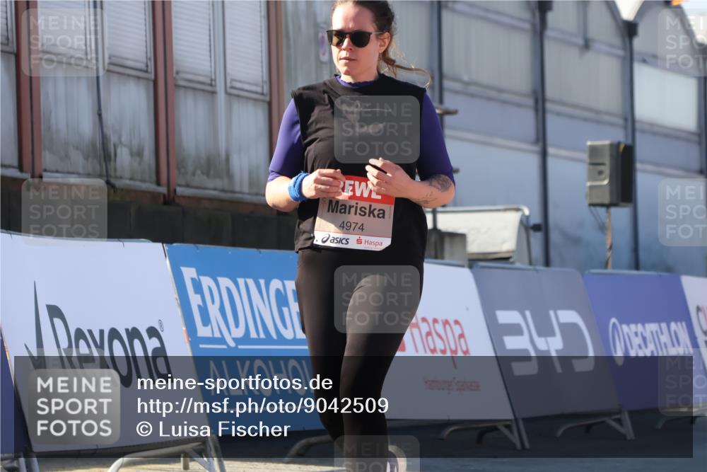 03.10.2025 - Köhlbrandbrückenlauf Luisa Fischer http://msf.ph/oto/9042509 03.10.2025 13:36:44 Ziel 4974, 5199, 5278, 5585, 5767, 6023, 6825 meine-sportfotos.de