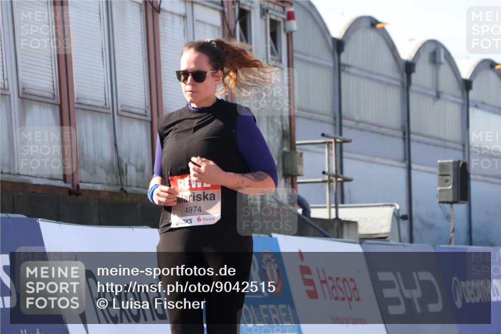 03.10.2025 - Köhlbrandbrückenlauf Luisa Fischer http://msf.ph/oto/9042515 03.10.2025 13:36:45 Ziel 4974, 5199, 5585, 5767, 5808, 6023, 6825 meine-sportfotos.de