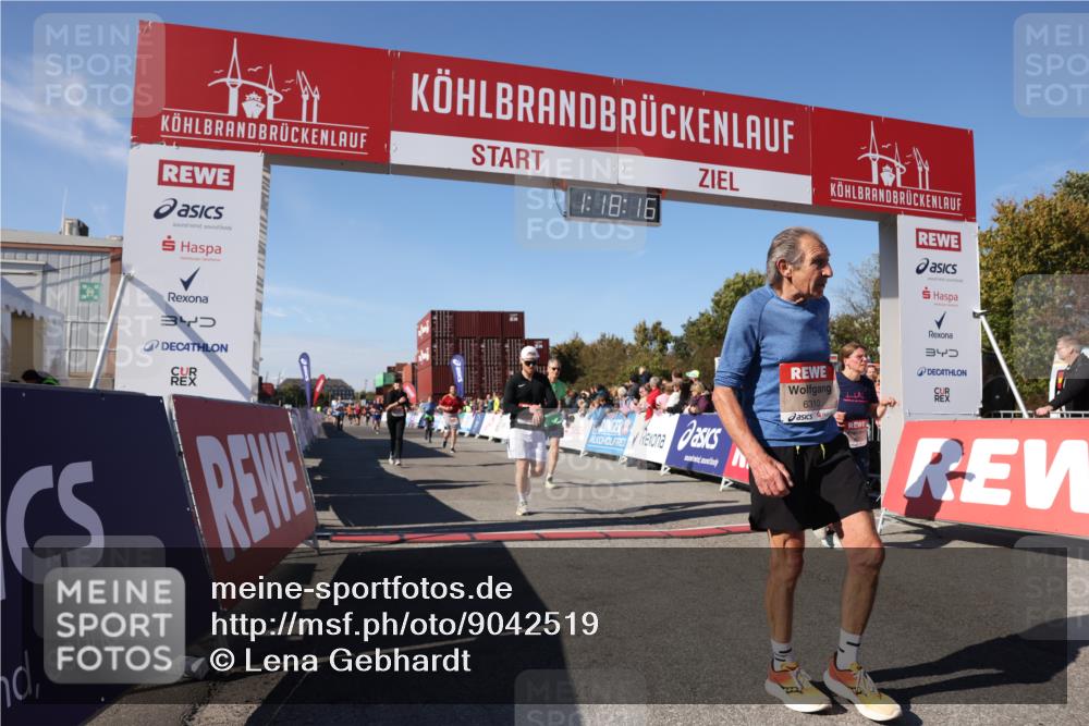 03.10.2025 - Köhlbrandbrückenlauf Lena Gebhardt http://msf.ph/oto/9042519 03.10.2025 13:18:16 Ziel 4472, 4473, 4581, 4600, 4620, 4661, 5209, 5379, 5440, 5454, 5691, 5816, 6001, 6310, 6326 meine-sportfotos.de