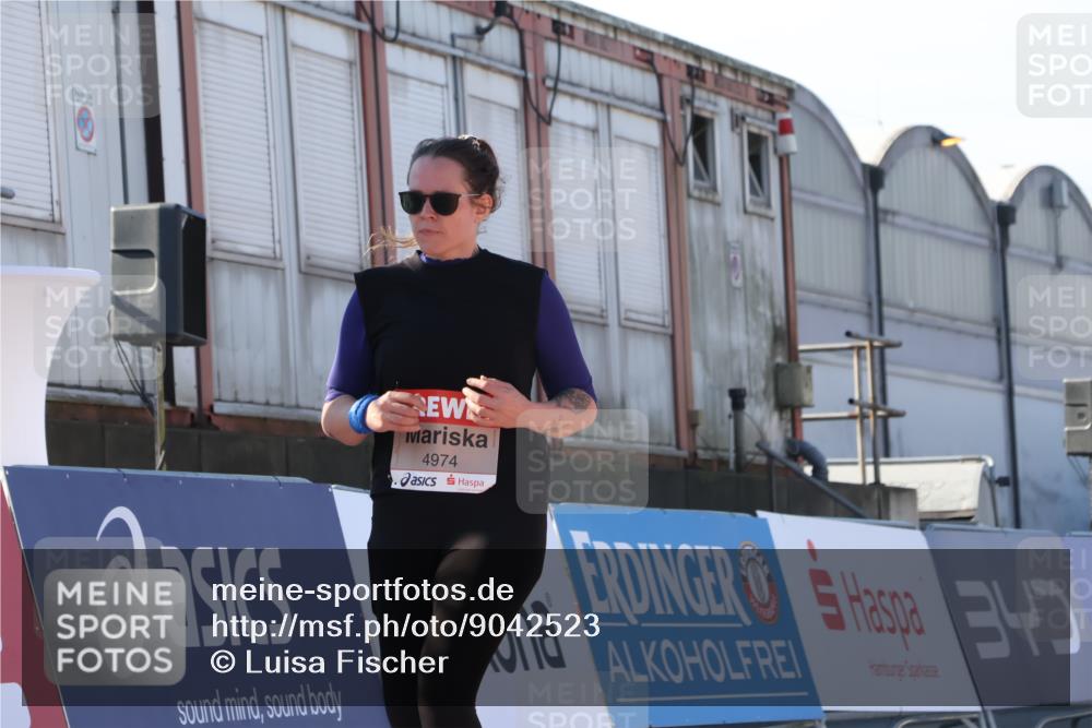 03.10.2025 - Köhlbrandbrückenlauf Luisa Fischer http://msf.ph/oto/9042523 03.10.2025 13:36:45 Ziel 4974, 5199, 5585, 5767, 5808, 6023, 6825 meine-sportfotos.de