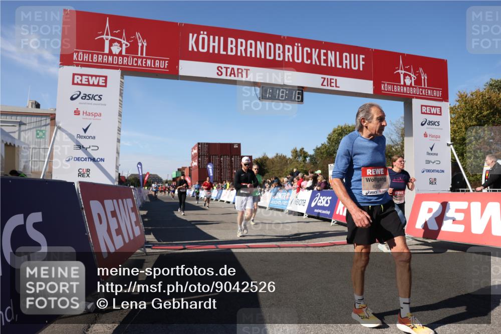 03.10.2025 - Köhlbrandbrückenlauf Lena Gebhardt http://msf.ph/oto/9042526 03.10.2025 13:18:16 Ziel 4472, 4473, 4581, 4600, 4620, 4661, 5209, 5379, 5440, 5454, 5691, 5816, 6001, 6310, 6326 meine-sportfotos.de