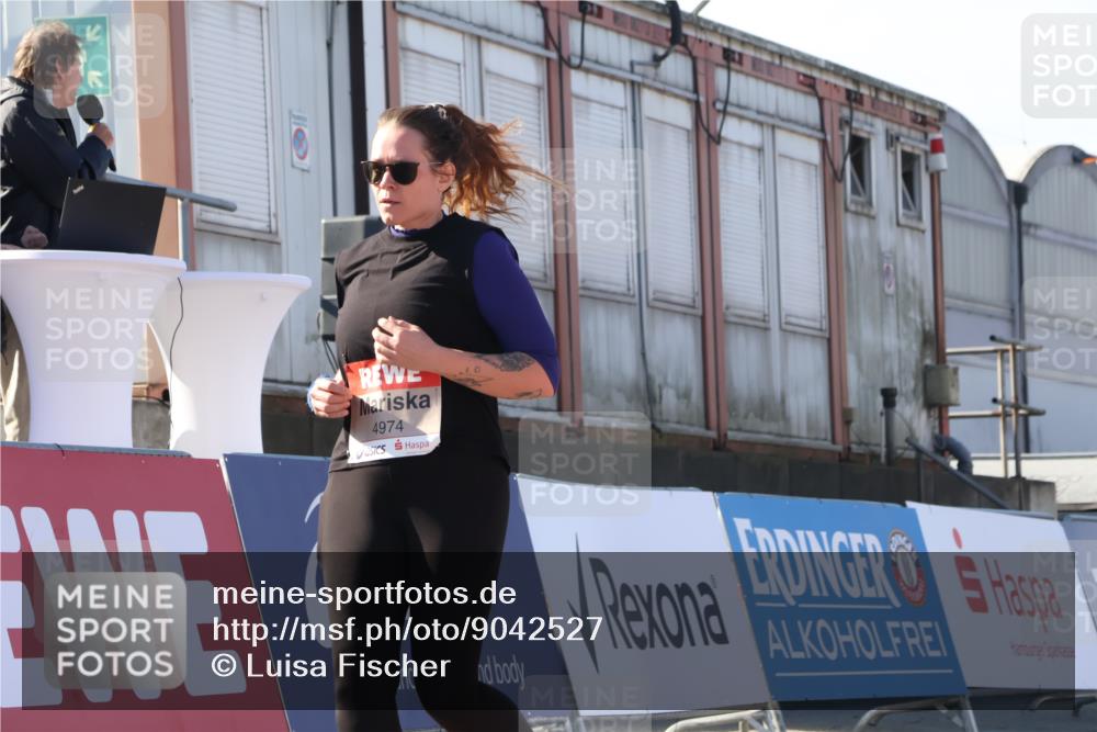 03.10.2025 - Köhlbrandbrückenlauf Luisa Fischer http://msf.ph/oto/9042527 03.10.2025 13:36:45 Ziel 4974, 5199, 5585, 5767, 5808, 6023, 6825 meine-sportfotos.de