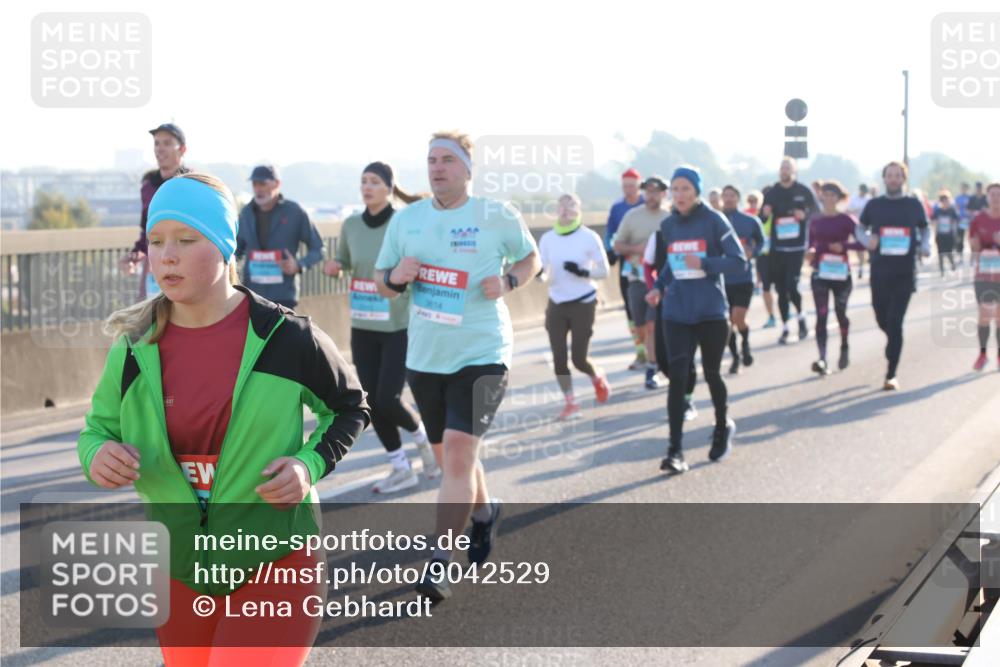 03.10.2025 - Köhlbrandbrückenlauf Lena Gebhardt http://msf.ph/oto/9042529 03.10.2025 09:26:07 Position 1 3614 meine-sportfotos.de