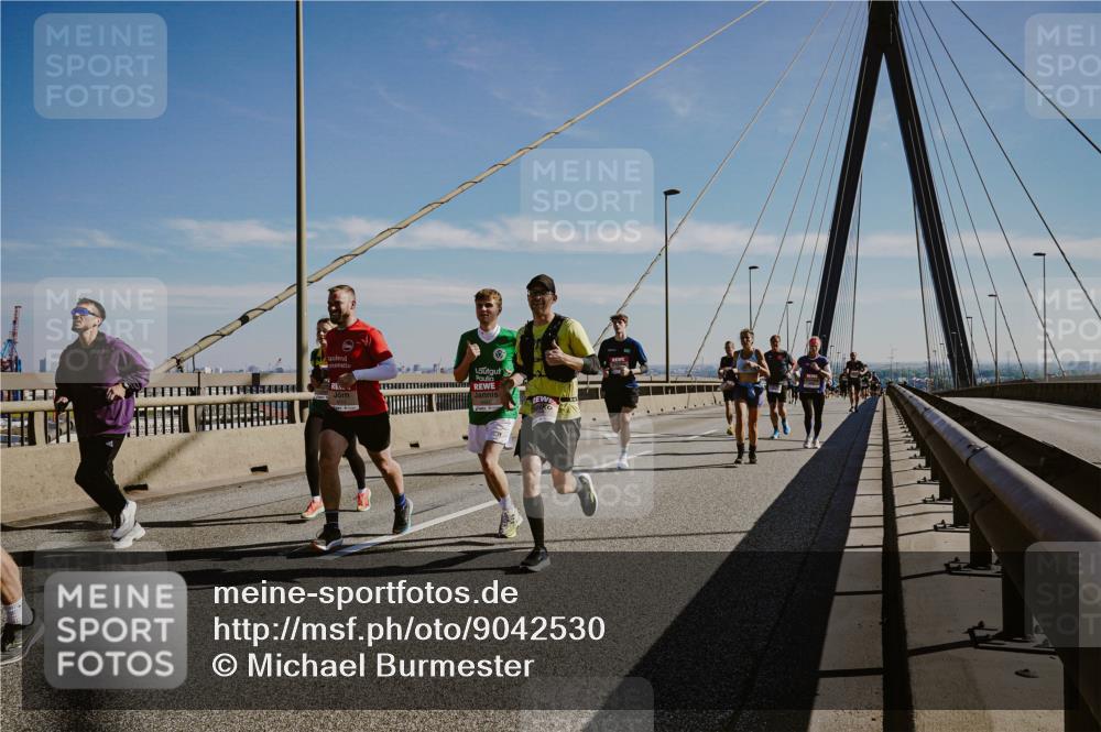 03.10.2025 - Köhlbrandbrückenlauf Michael Burmester http://msf.ph/oto/9042530 03.10.2025 12:23:51 Position 1  meine-sportfotos.de