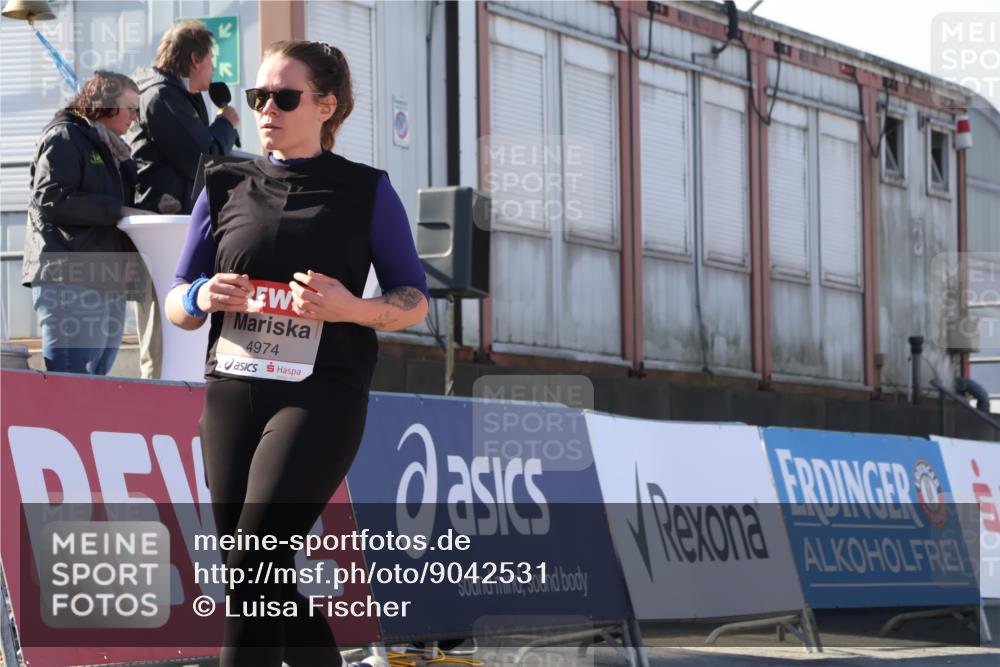 03.10.2025 - Köhlbrandbrückenlauf Luisa Fischer http://msf.ph/oto/9042531 03.10.2025 13:36:46 Ziel 4974, 5199, 5313, 5585, 5767, 5808, 6023, 6825 meine-sportfotos.de