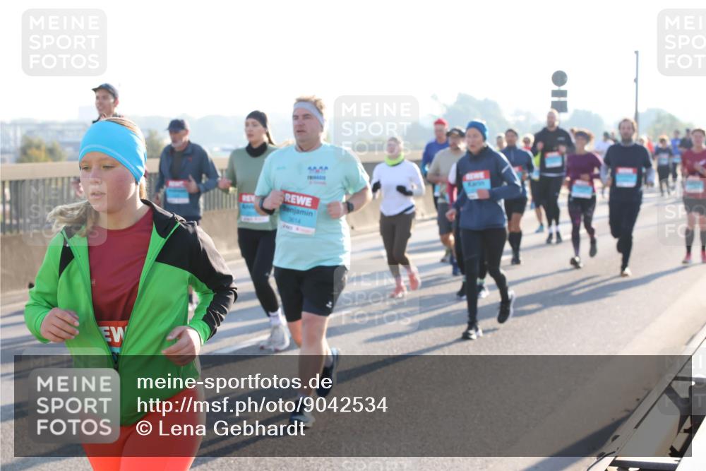 03.10.2025 - Köhlbrandbrückenlauf Lena Gebhardt http://msf.ph/oto/9042534 03.10.2025 09:26:07 Position 1 614 meine-sportfotos.de