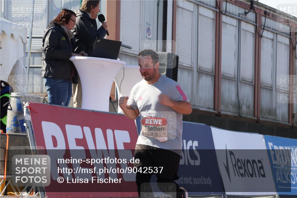 03.10.2025 - Köhlbrandbrückenlauf Luisa Fischer http://msf.ph/oto/9042537 03.10.2025 13:36:51 Ziel 4974, 5287, 5313, 5767, 5808 meine-sportfotos.de