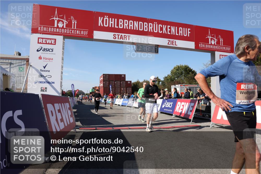 03.10.2025 - Köhlbrandbrückenlauf Lena Gebhardt http://msf.ph/oto/9042540 03.10.2025 13:18:17 Ziel 4472, 4473, 4581, 4600, 4661, 5209, 5379, 5440, 5454, 5691, 5816, 6001, 6310 meine-sportfotos.de