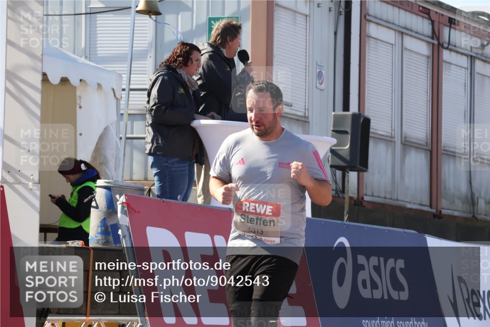 03.10.2025 - Köhlbrandbrückenlauf Luisa Fischer http://msf.ph/oto/9042543 03.10.2025 13:36:51 Ziel 4974, 5287, 5313, 5767, 5808 meine-sportfotos.de