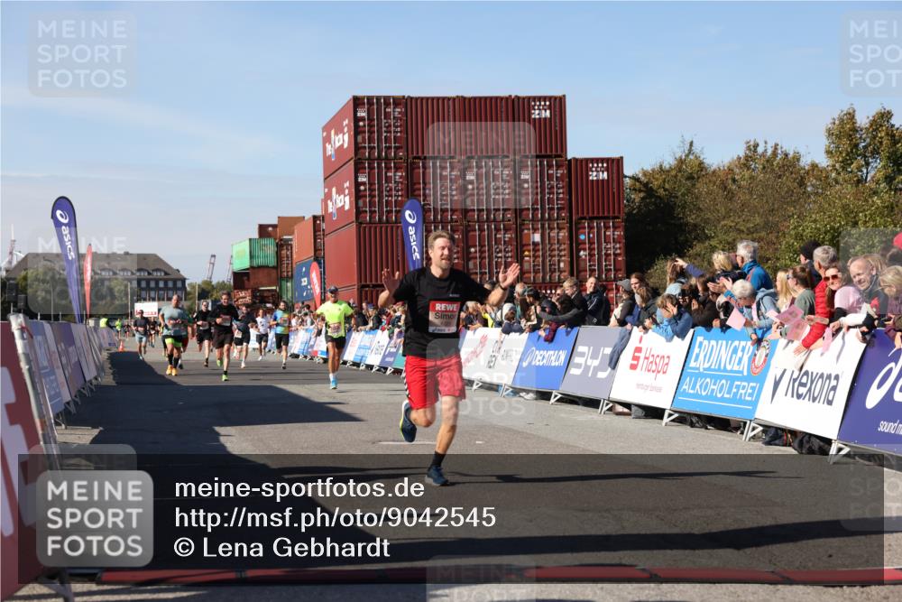03.10.2025 - Köhlbrandbrückenlauf Lena Gebhardt http://msf.ph/oto/9042545 03.10.2025 12:59:06 Ziel 4126, 4164, 5955, 5967, 6329, 6493, 6674 meine-sportfotos.de