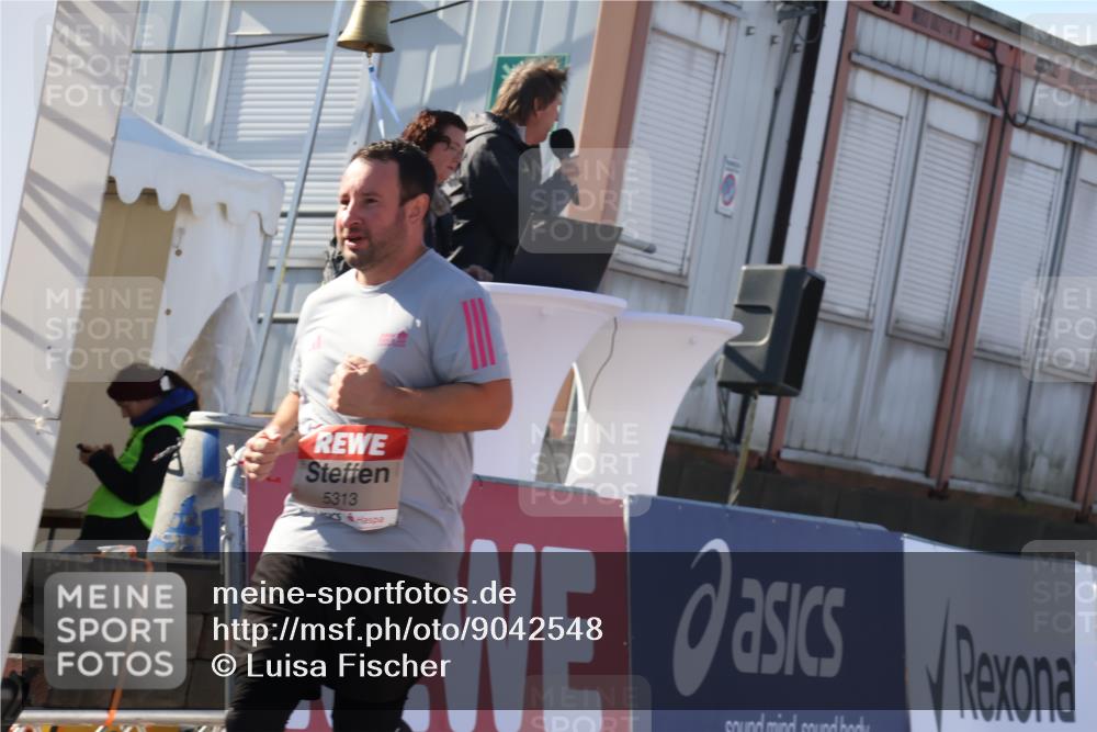 03.10.2025 - Köhlbrandbrückenlauf Luisa Fischer http://msf.ph/oto/9042548 03.10.2025 13:36:52 Ziel 4974, 5287, 5313, 5767, 5808 meine-sportfotos.de