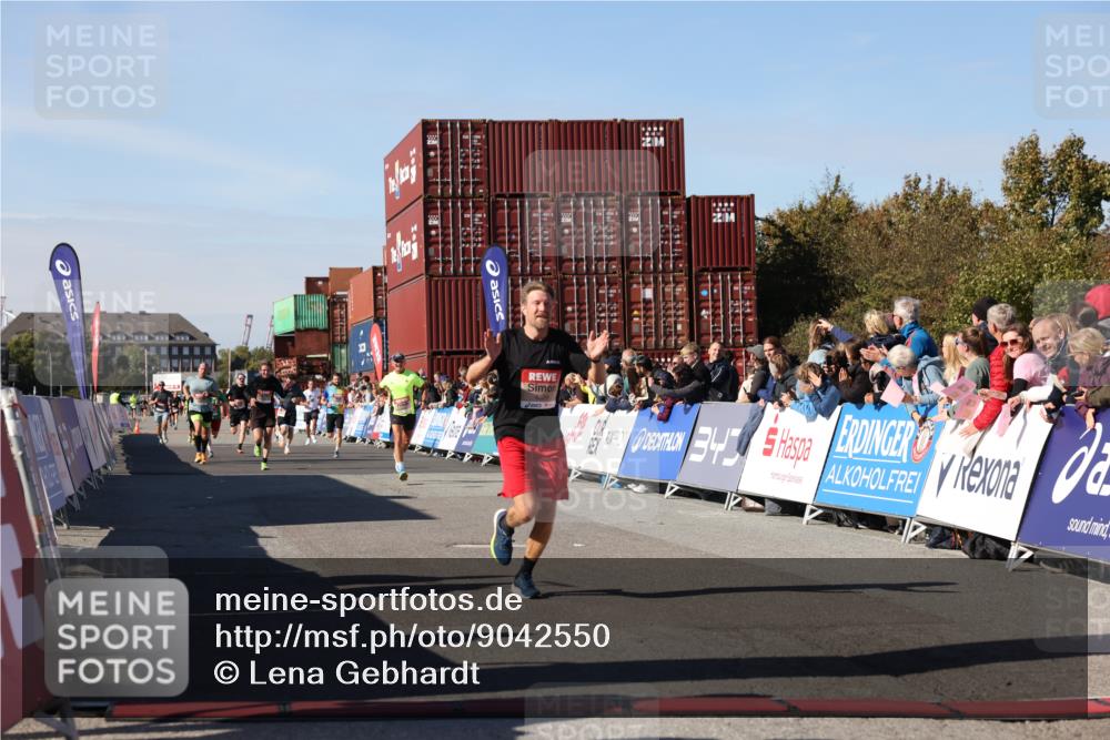 03.10.2025 - Köhlbrandbrückenlauf Lena Gebhardt http://msf.ph/oto/9042550 03.10.2025 12:59:06 Ziel 4126, 4164, 5955, 5967, 6329, 6493, 6674 meine-sportfotos.de
