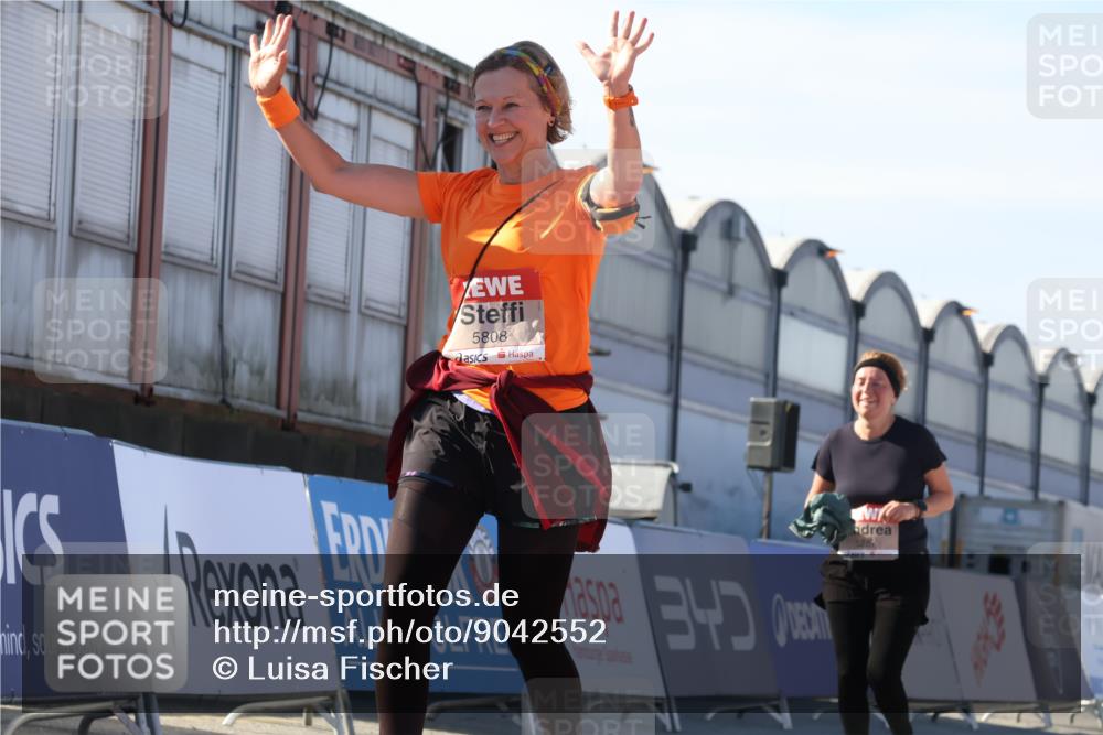 03.10.2025 - Köhlbrandbrückenlauf Luisa Fischer http://msf.ph/oto/9042552 03.10.2025 13:36:52 Ziel 4974, 5287, 5313, 5767, 5808 meine-sportfotos.de