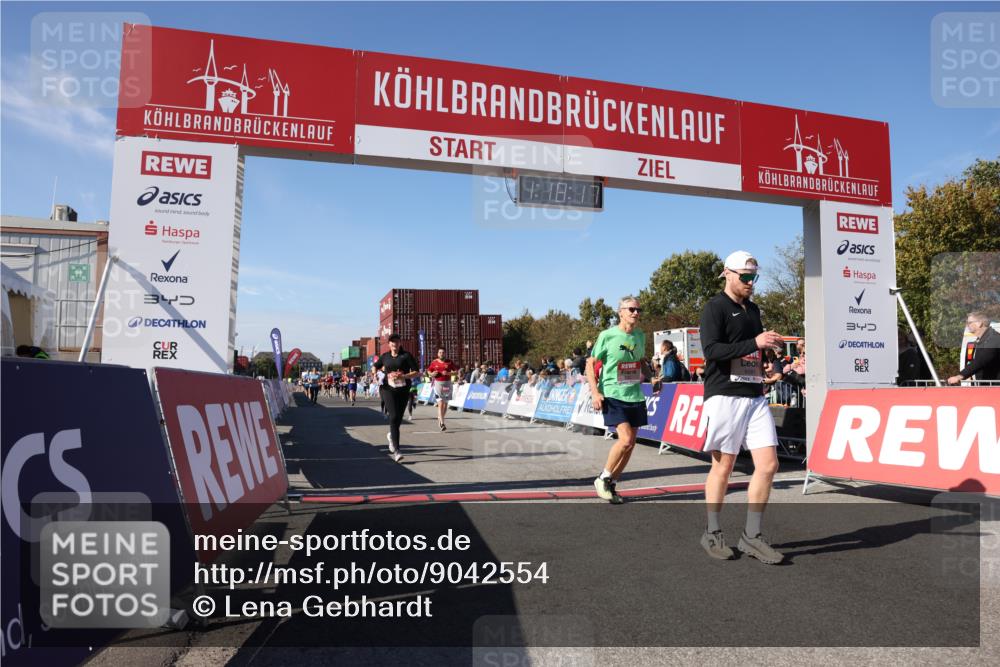 03.10.2025 - Köhlbrandbrückenlauf Lena Gebhardt http://msf.ph/oto/9042554 03.10.2025 13:18:18 Ziel 4472, 4473, 4581, 4600, 4661, 4760, 5379, 5440, 5454, 5691, 5816, 6001, 6310 meine-sportfotos.de