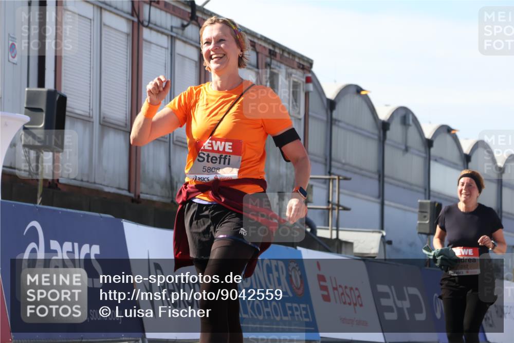 03.10.2025 - Köhlbrandbrückenlauf Luisa Fischer http://msf.ph/oto/9042559 03.10.2025 13:36:53 Ziel 4974, 5287, 5313, 5808 meine-sportfotos.de