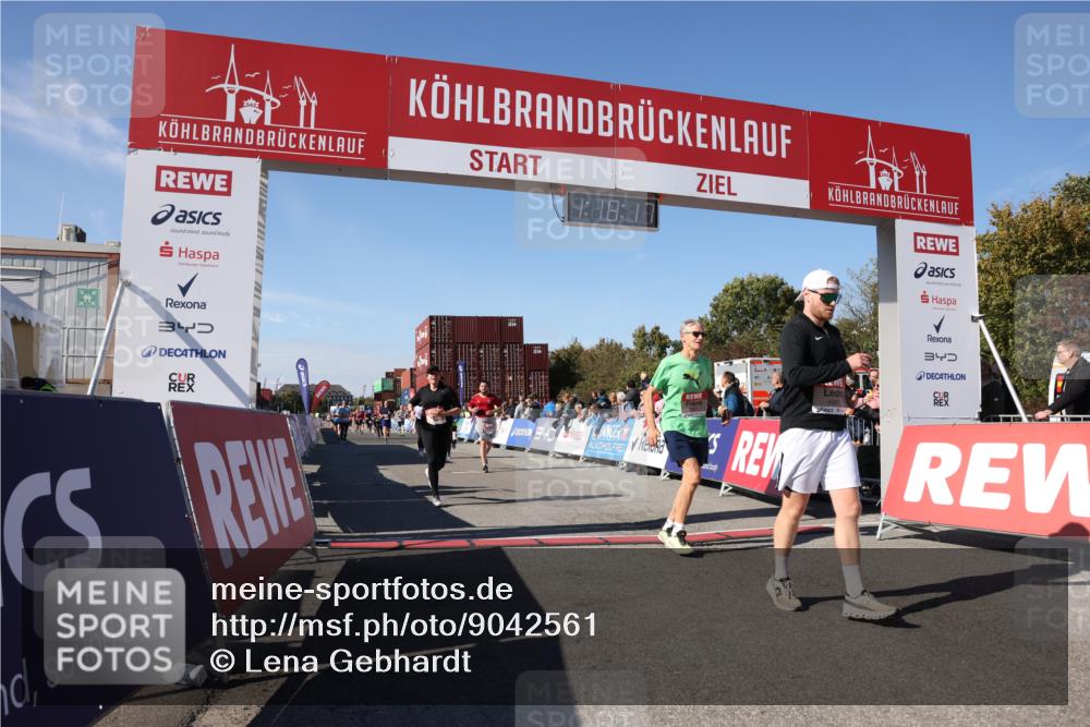 03.10.2025 - Köhlbrandbrückenlauf Lena Gebhardt http://msf.ph/oto/9042561 03.10.2025 13:18:18 Ziel 4472, 4473, 4581, 4600, 4661, 4760, 5379, 5440, 5454, 5691, 5816, 6001, 6310 meine-sportfotos.de