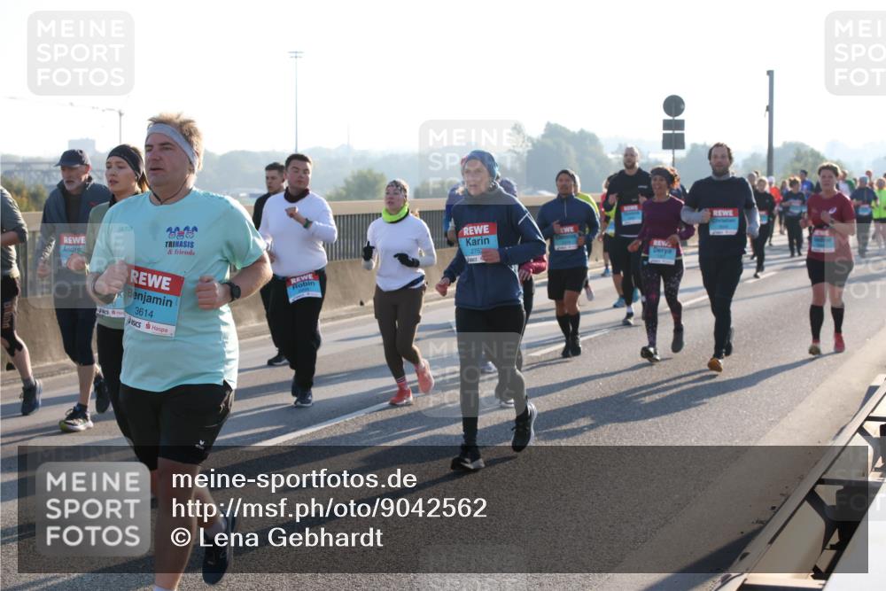 03.10.2025 - Köhlbrandbrückenlauf Lena Gebhardt http://msf.ph/oto/9042562 03.10.2025 09:26:08 Position 1 3614, 2752 meine-sportfotos.de