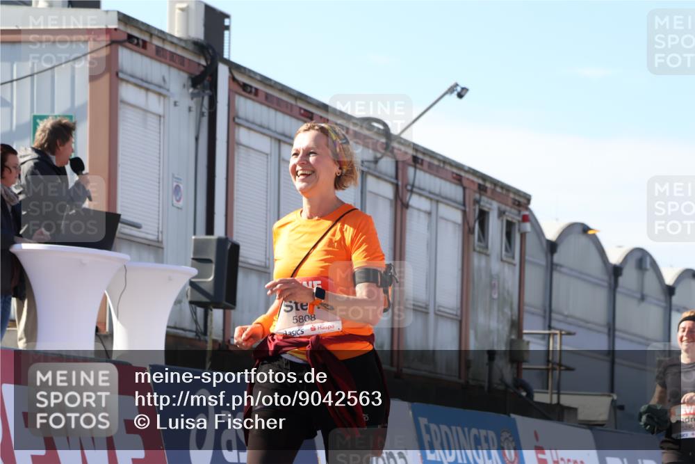 03.10.2025 - Köhlbrandbrückenlauf Luisa Fischer http://msf.ph/oto/9042563 03.10.2025 13:36:53 Ziel 4974, 5287, 5313, 5808 meine-sportfotos.de